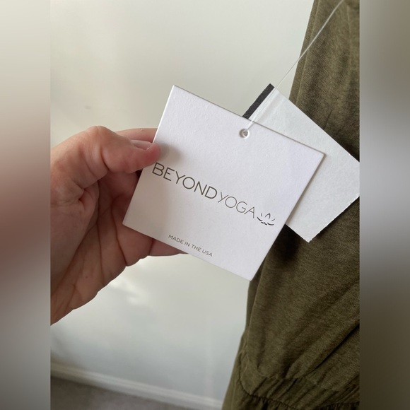 NWT Beyond Yoga
Leisure Jumpsuit in Green Dpoli, Size Small( not black) - Picture 5 of 9